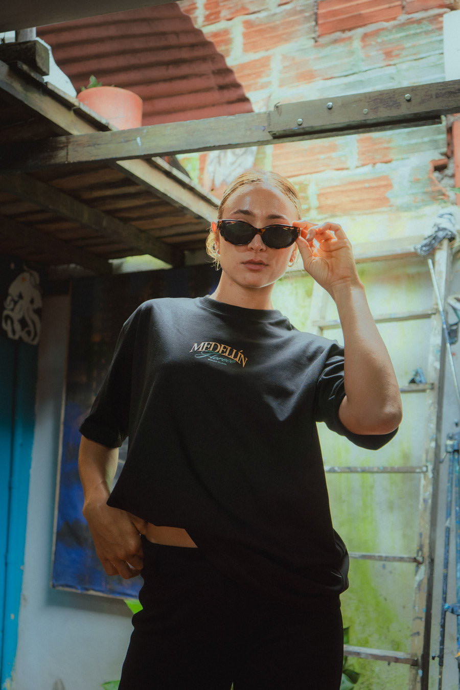 Mid-Oversized Medellín Florece Black T-Shirt (250 gsm)