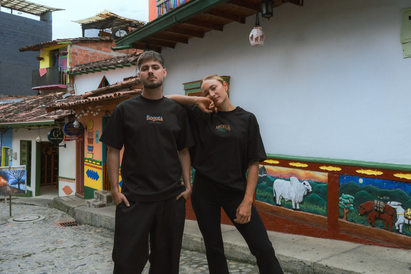 Mid-Oversized Medellín Florece Black T-Shirt (250 gsm)