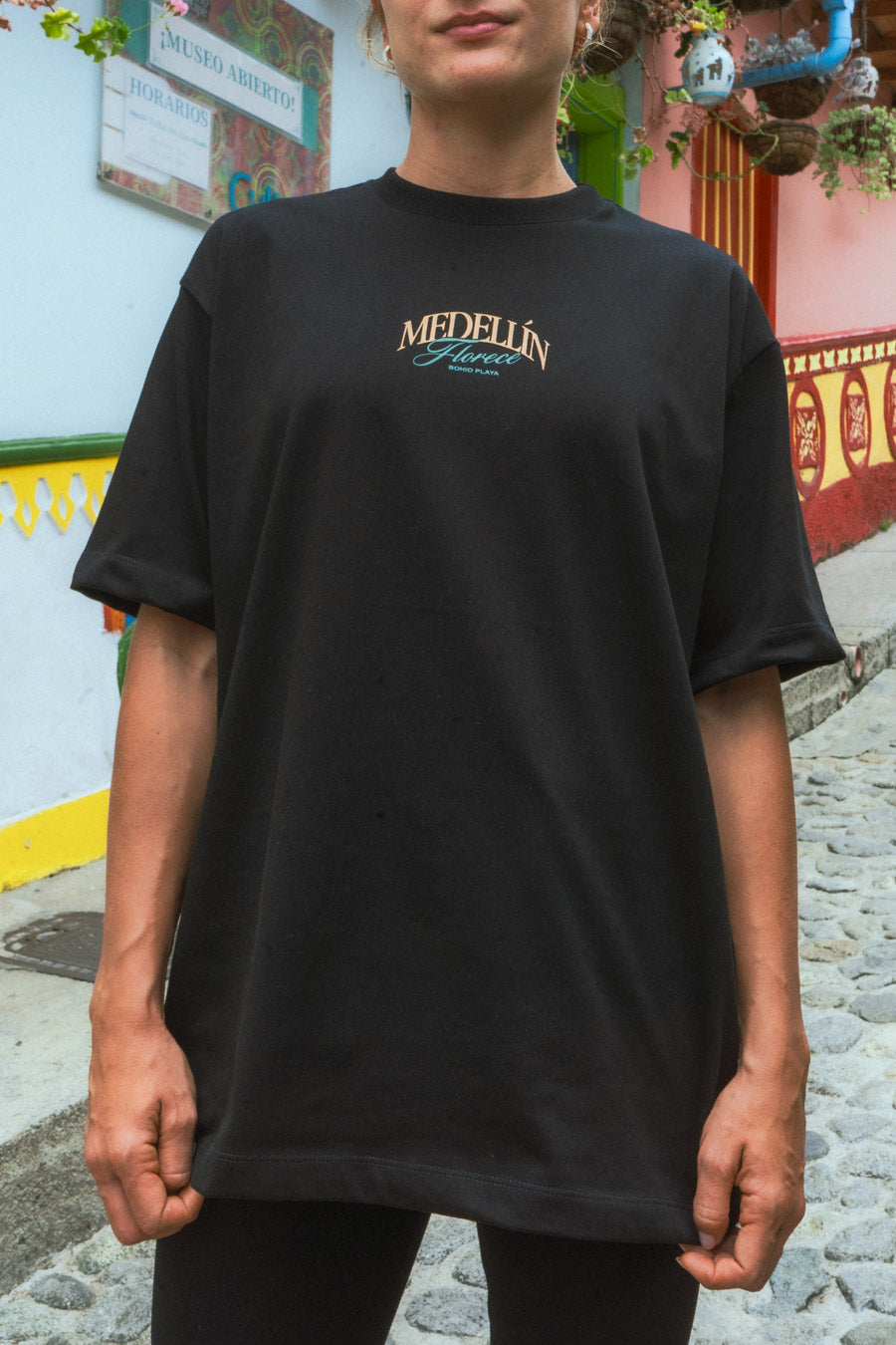 Mid-Oversized Medellín Florece Black T-Shirt (250 gsm)