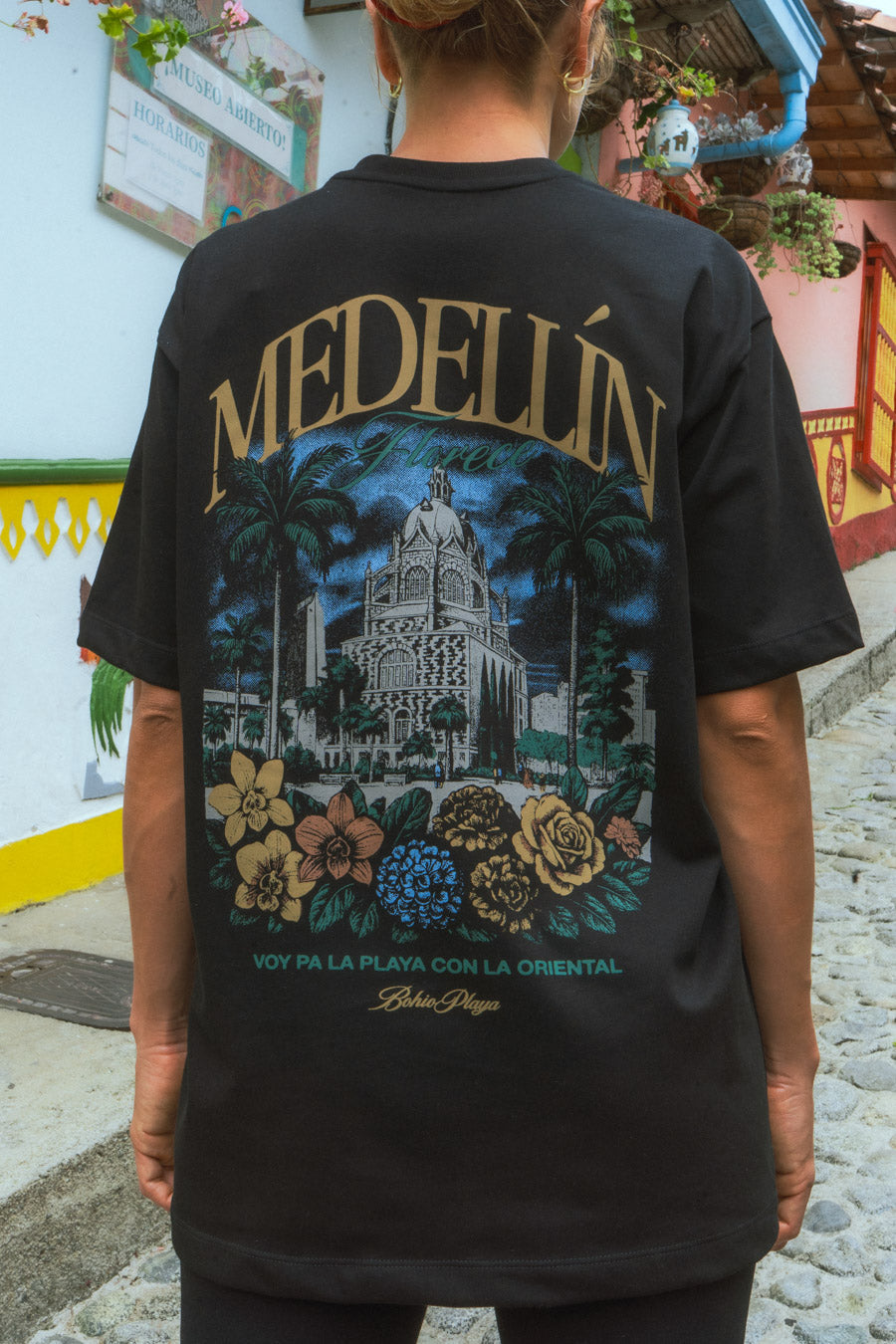 Mid-Oversized Medellín Florece Black T-Shirt (250 gsm)